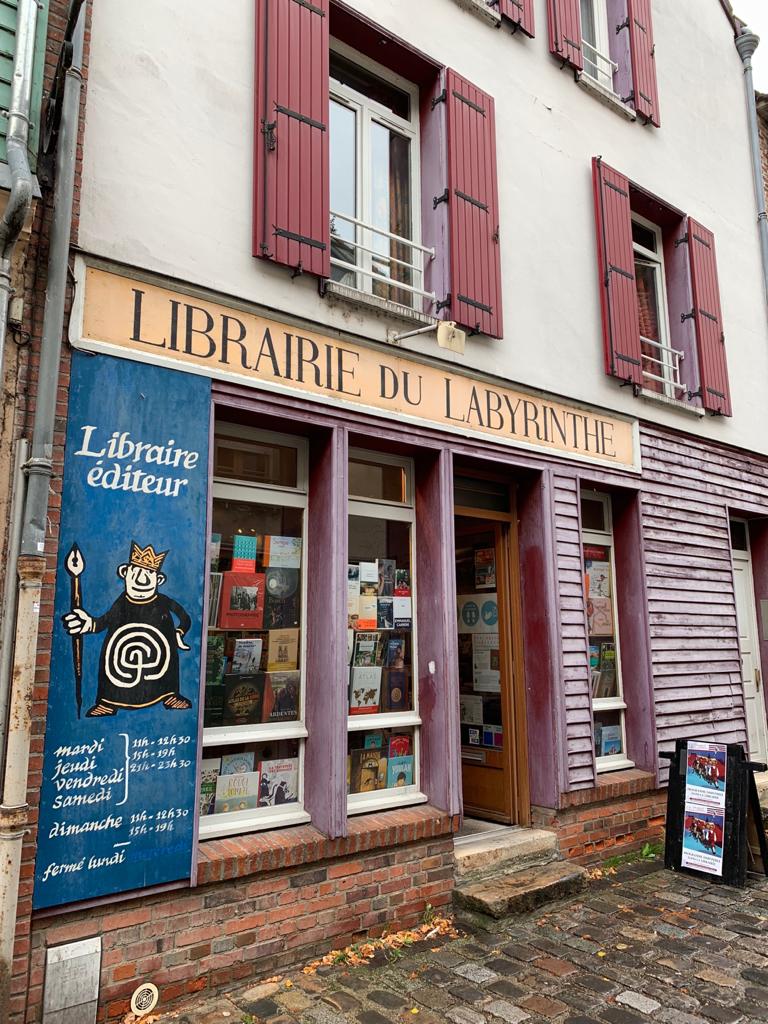 La librairie du Labyrinte à Amiens, entre la cathédrale et le quartier St-Leu, Août 2023