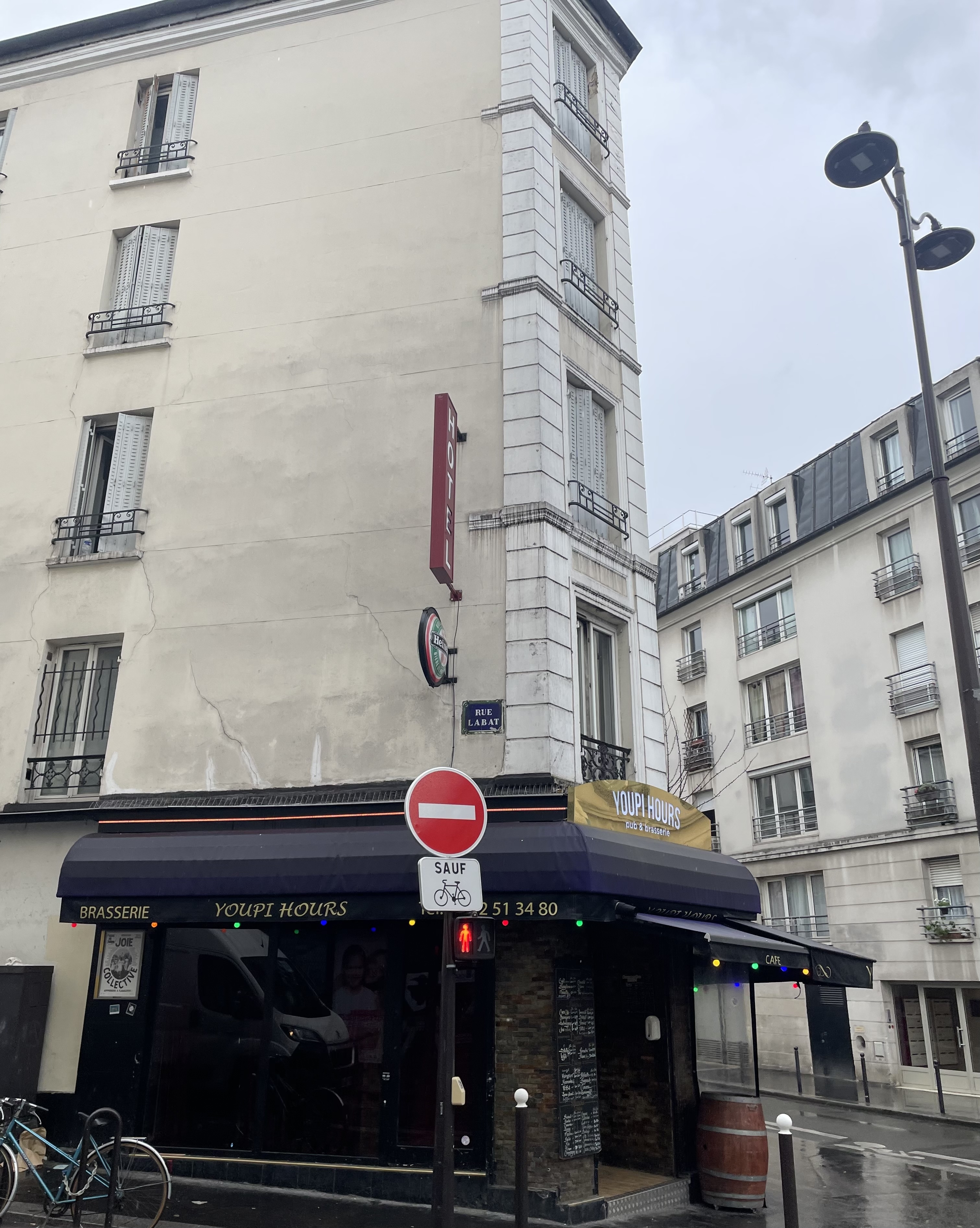L'entrée de la rue Labat au carrefour des rues Marcadet et Poissonniers.