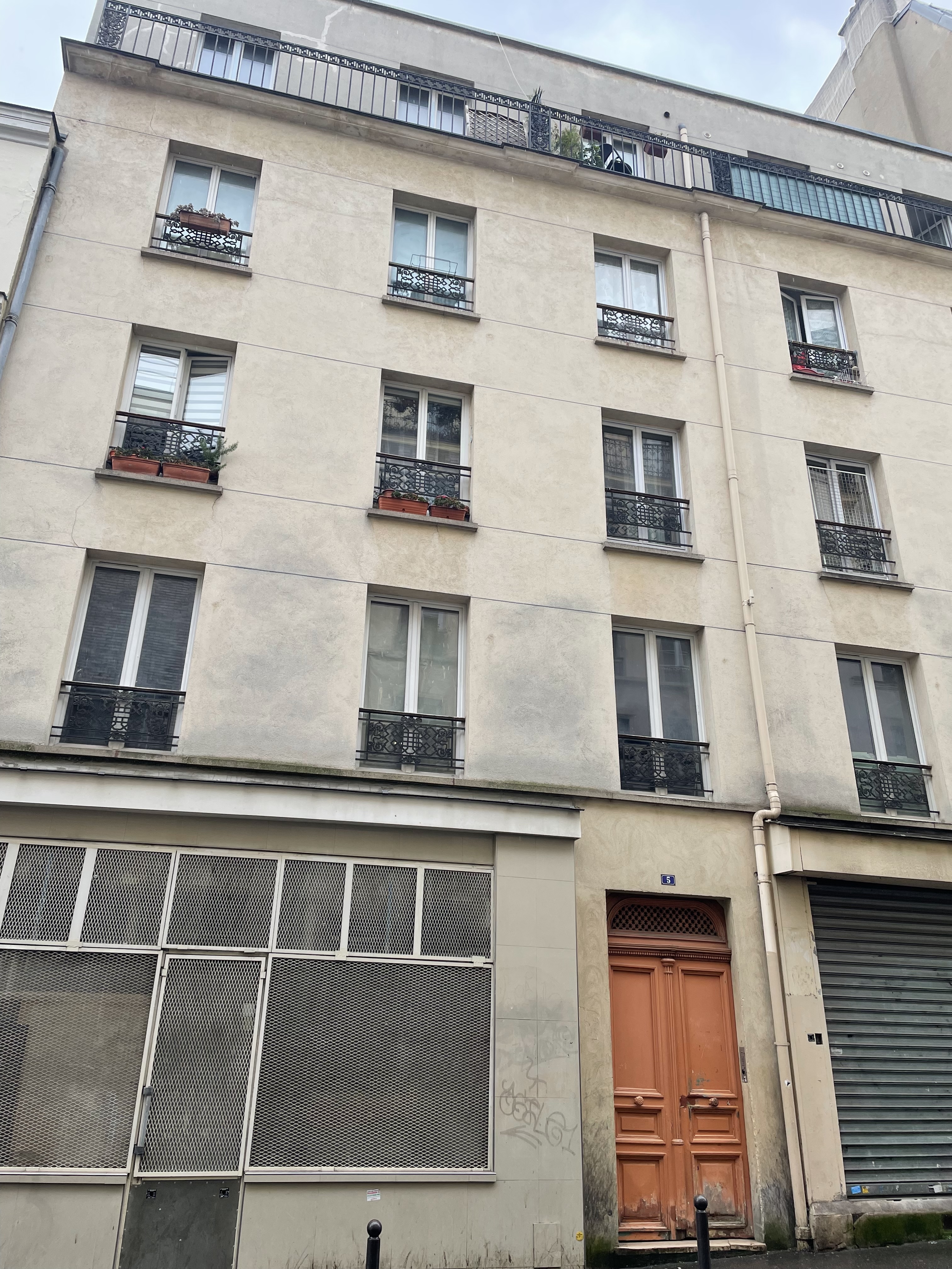 5 rue Labat, au 5e étage avec balcon, l'appartement de Claire Chemitre qui allait recueillir Sarah et sa mère pendant toute la durée de la guerre.