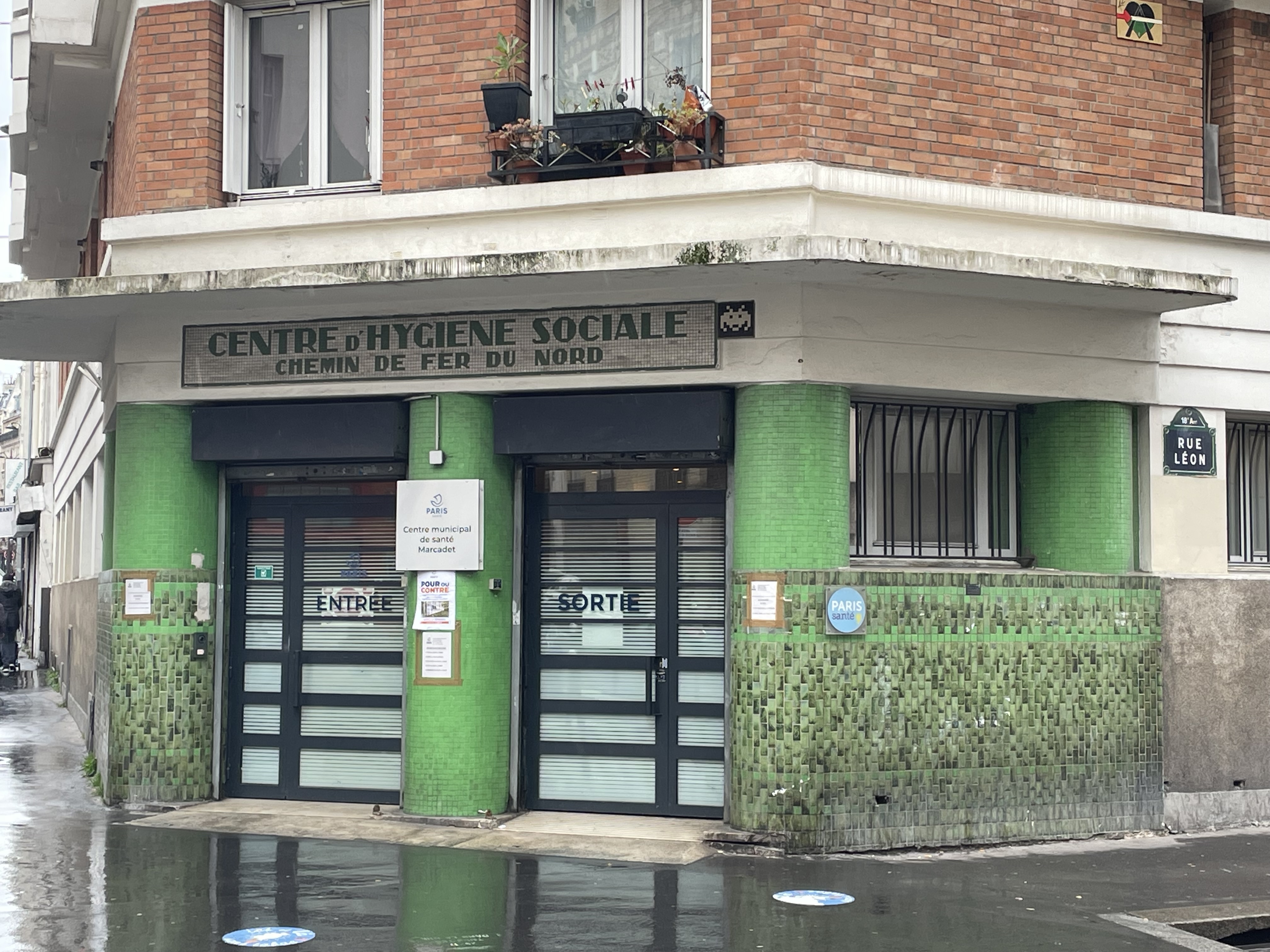 Le dispensaire au bas de la rue Léon.