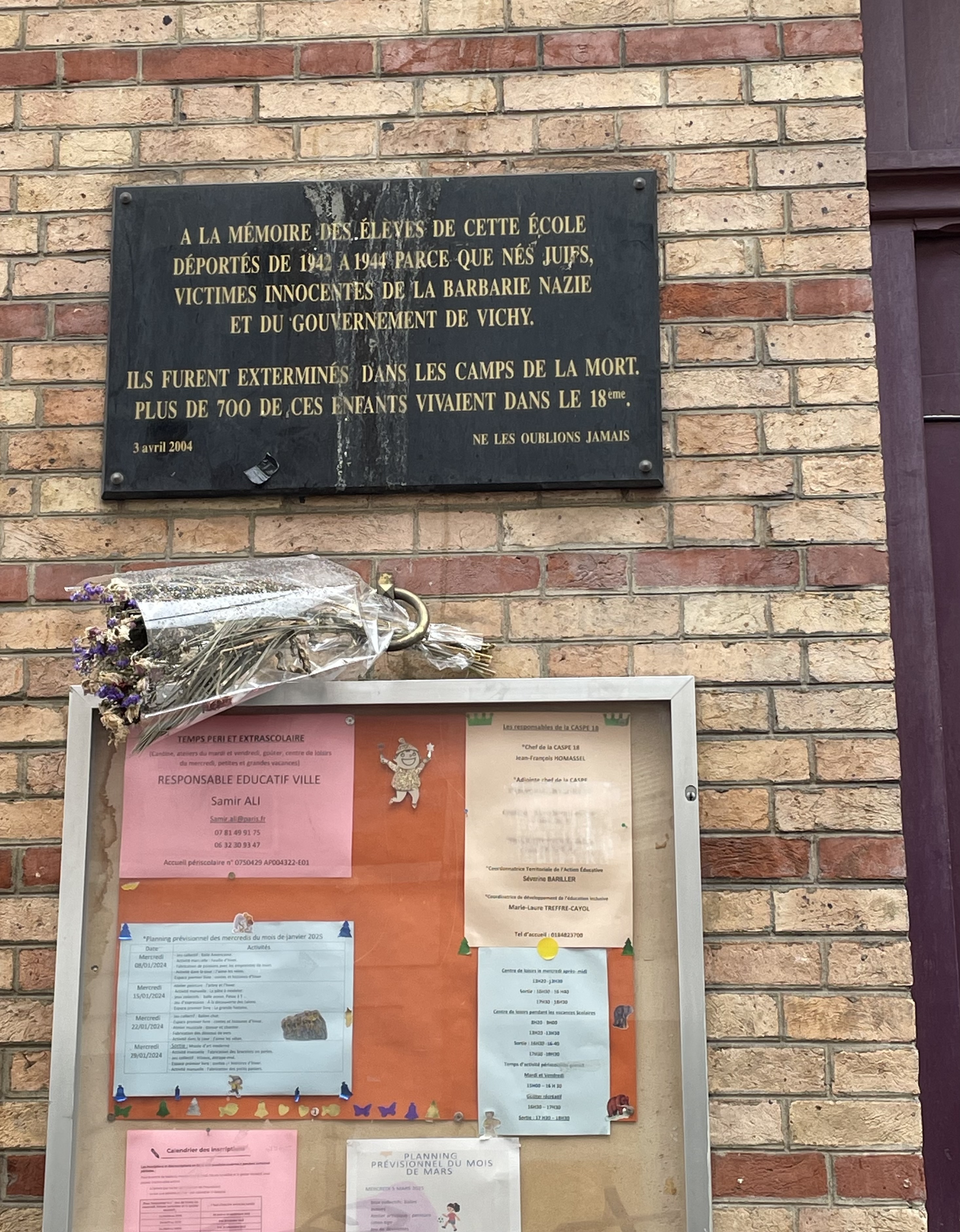Au fronton de l'école primaire de la rue Marcadet, une plaque commémorative de la raffle du Vél d'hiv comme pour toutes les écoles du quartier.