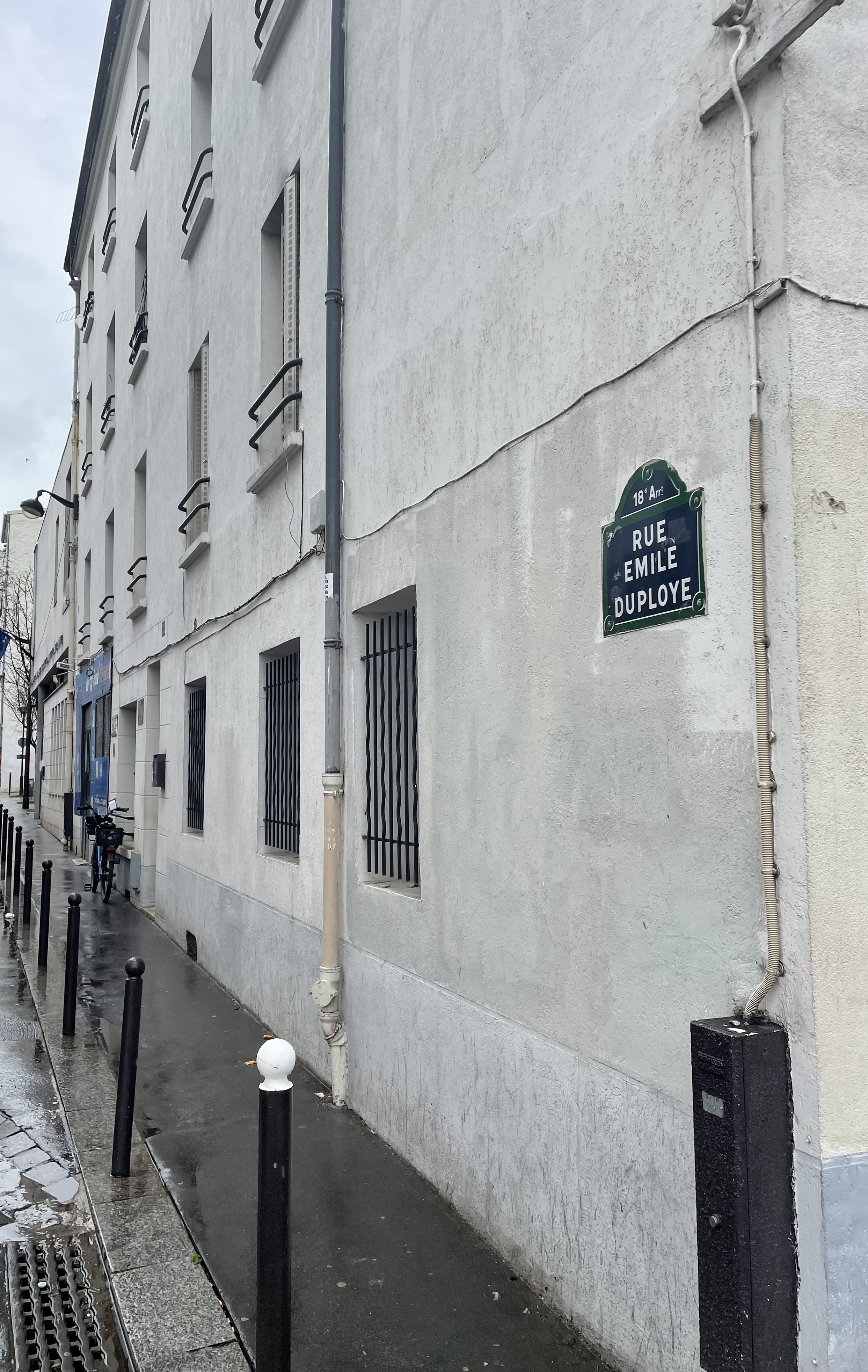 Le rue Emile Duployé depuis la rue Ordener de l'autre côté de la voie ferrée.