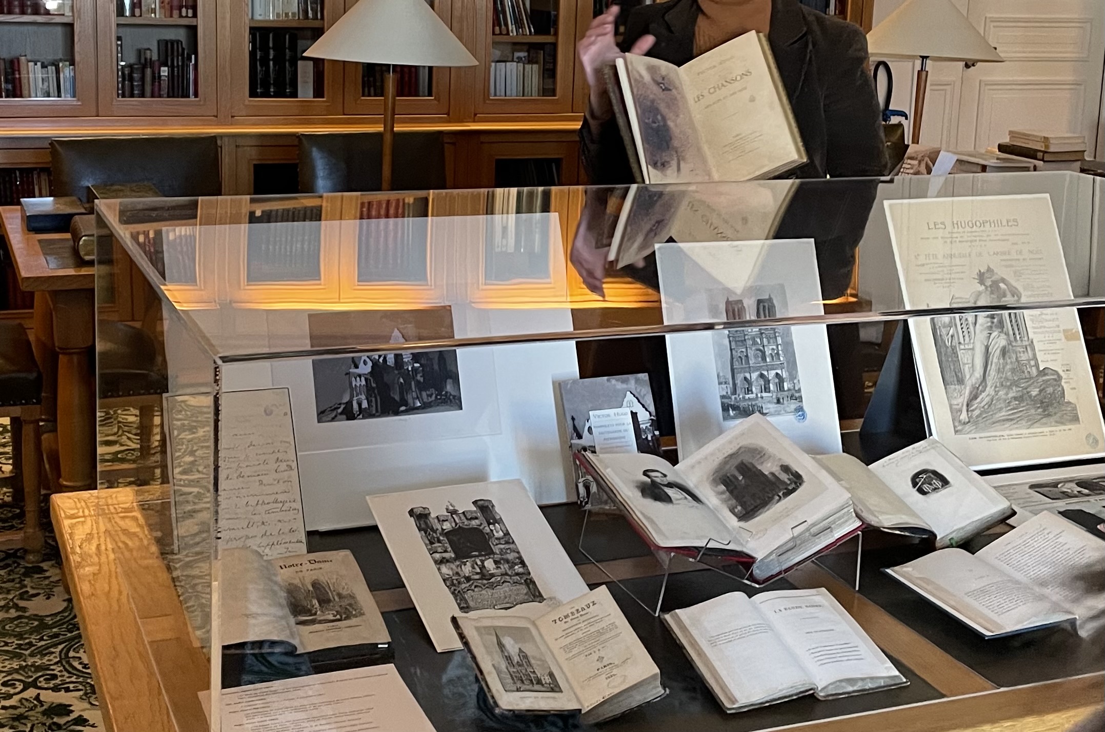 Au coeur de la bibliothèque, une vitrine entièrement consacrée au roman Notre Dame de Paris. 1ère édition et suivante avec ou sans illustrations originales.