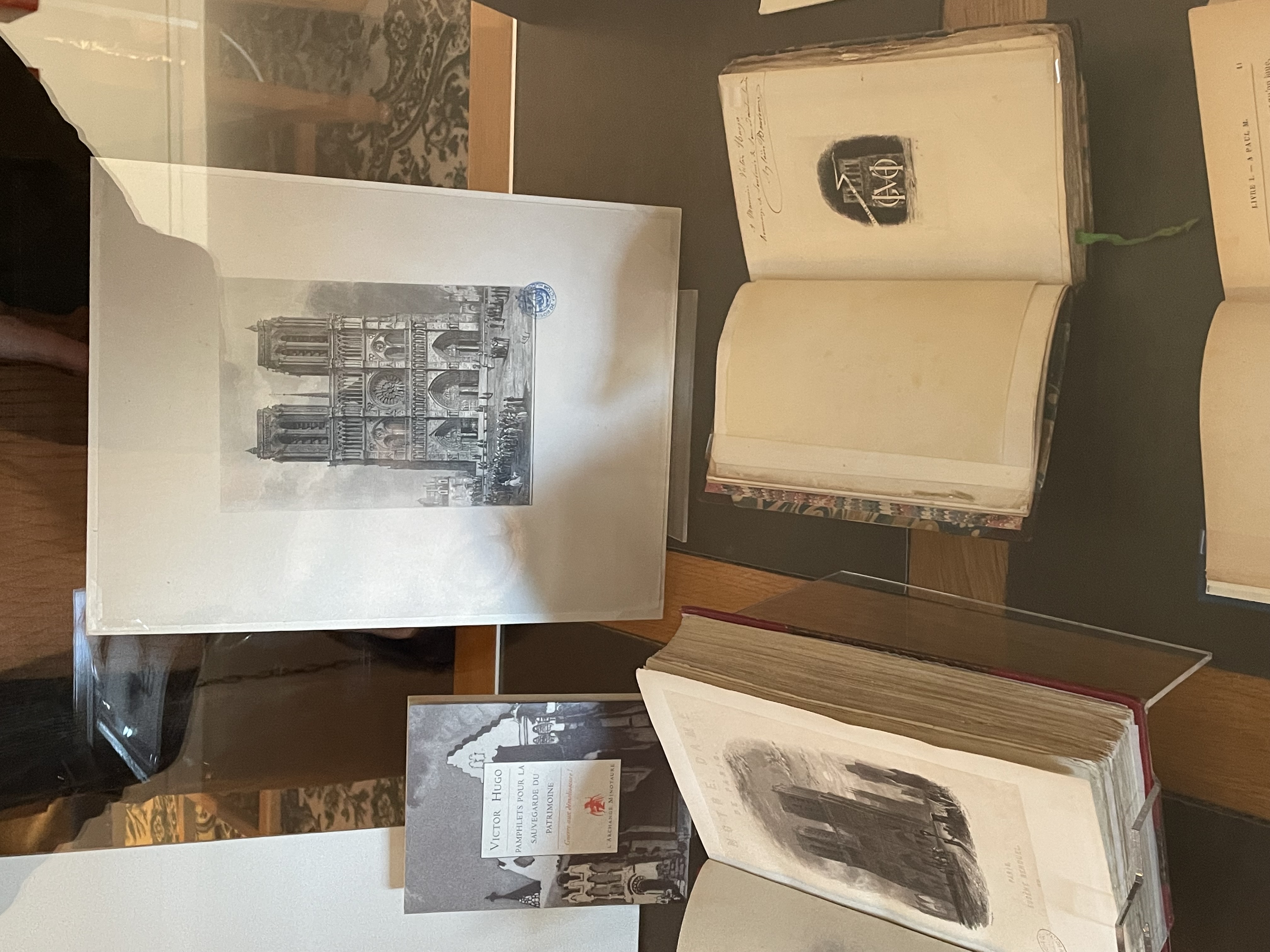 Une gravure montrant cette fois Notre Dame avec se flèche.